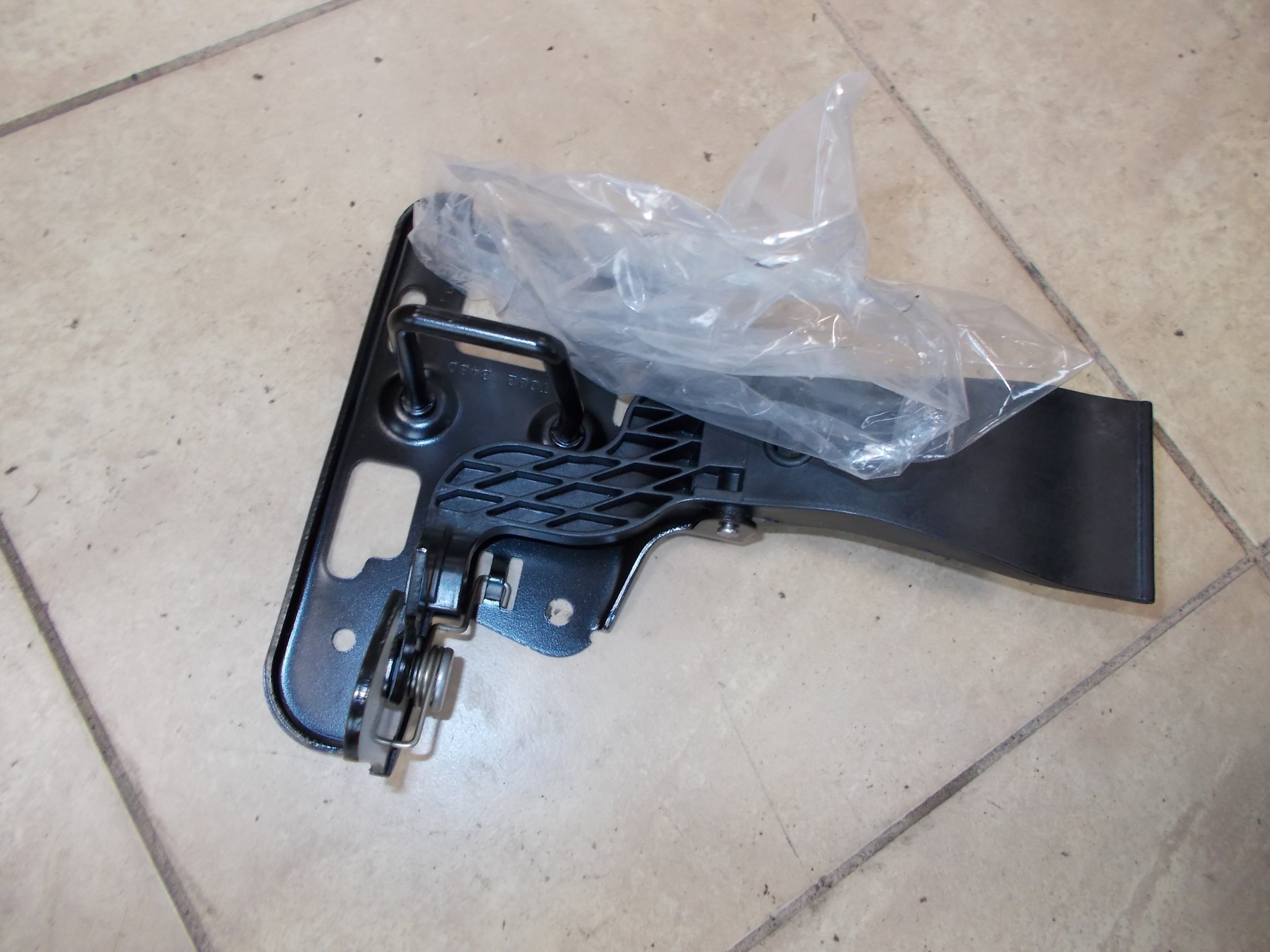 Замок болт капота AUDI A4 B8 A5 8t0823480 новий *