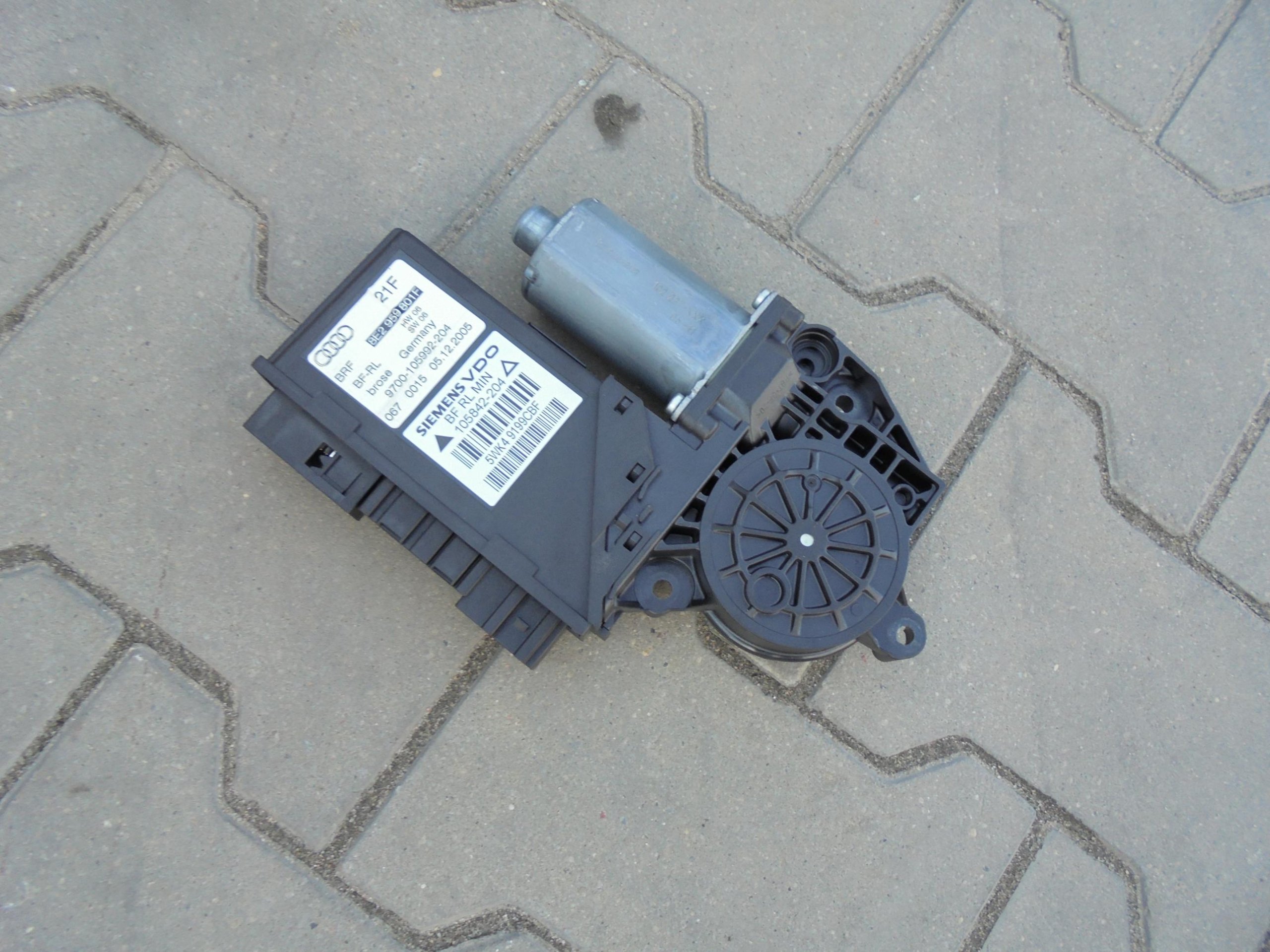 ЕЛЕКТРОДВИГАТЕЛЬ СТЕКЛО ЛЕВЫЙ PRZODe2959801f AUDI A4 B7