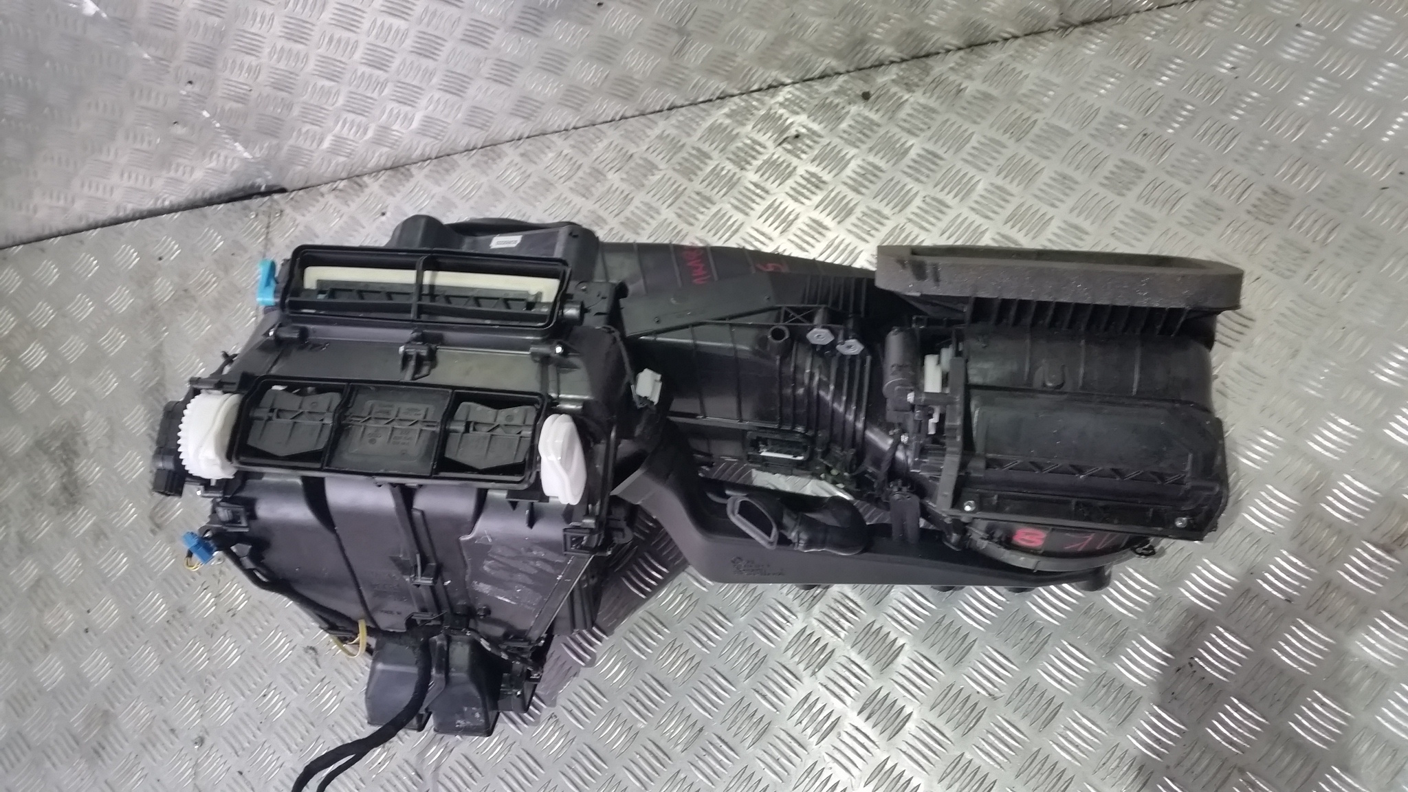 1K1820003SB радиатор отопителя vw GOLF VI SCIROCCO