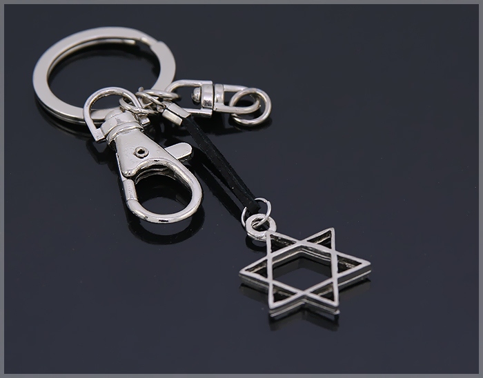 BRELOK Z GWIAZDĄ DAWIDA Z KARABIŃCZYKIEM Wzór dominujący logo