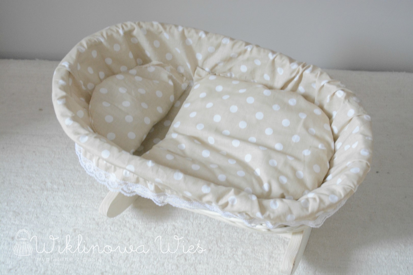 BIAŁA KOŁYSKA DLA LALEK Z WIKLINY BEŻOWE GROSZKI Seria a1