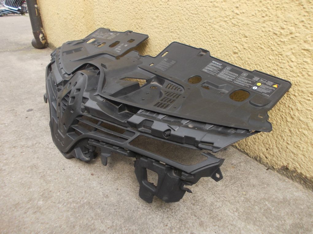 renault CLIO IV решетка радиатора