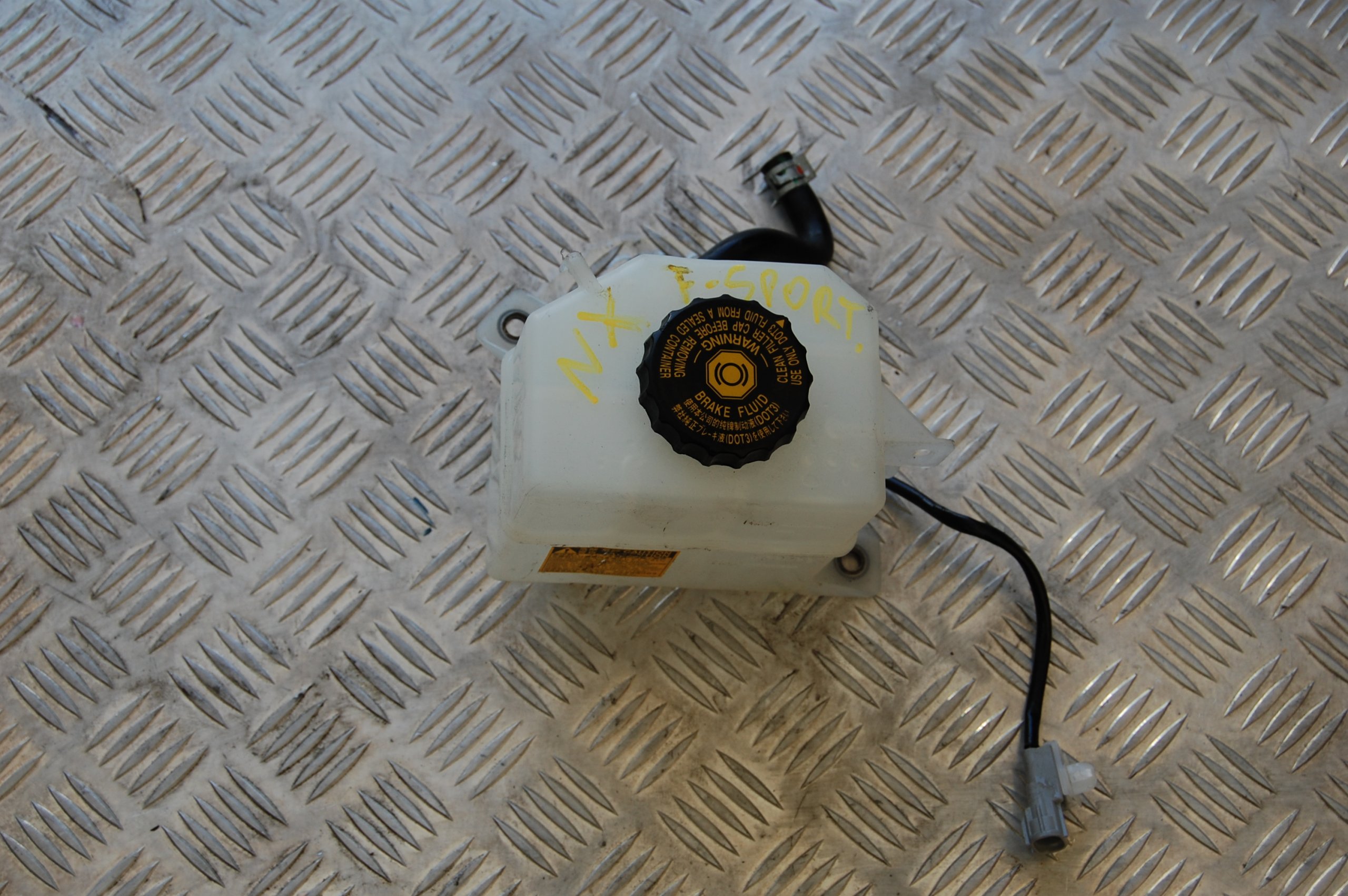 ZBIORNICZEK HAMULCOWY LEXUS NX 300H FSPORT