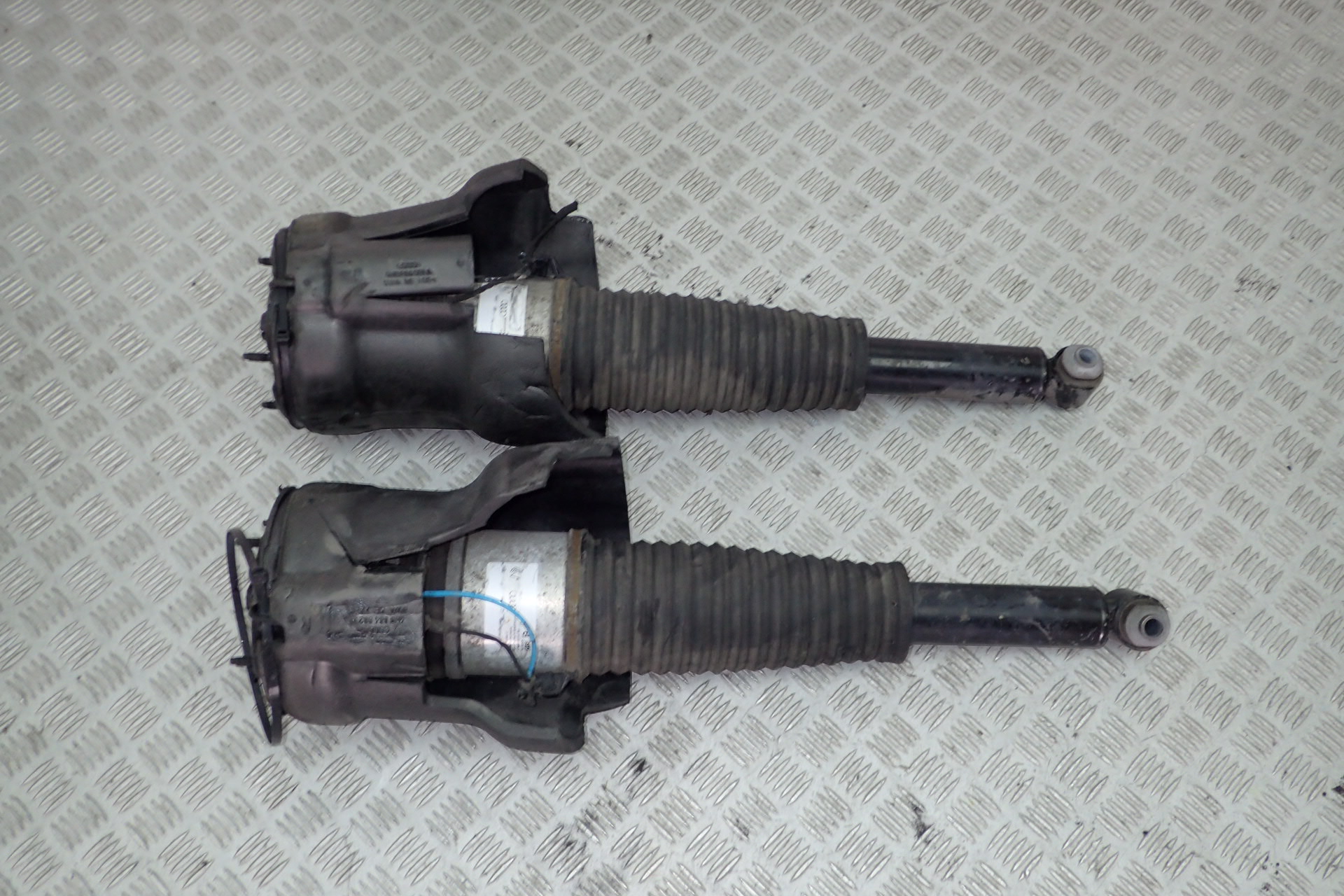 AUDI A8 S8h D4 АМОРТИЗАТОР ЗАД. TYLNYh0616002c