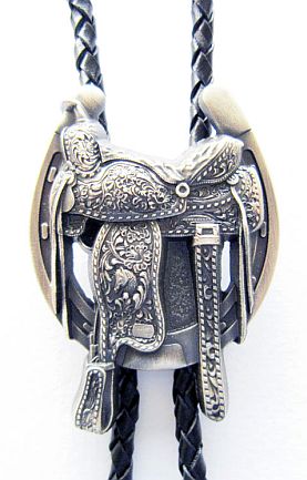 Sedlo a kovbojky bolo kravata country, postříbřené, pletenina, přírodní kůže