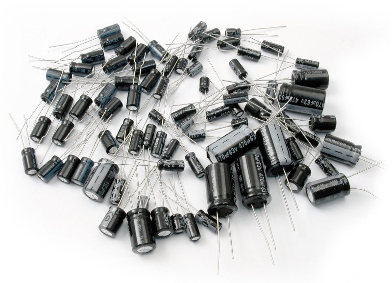 

Kondensatory elektrolityczne 100 szt. AVT703