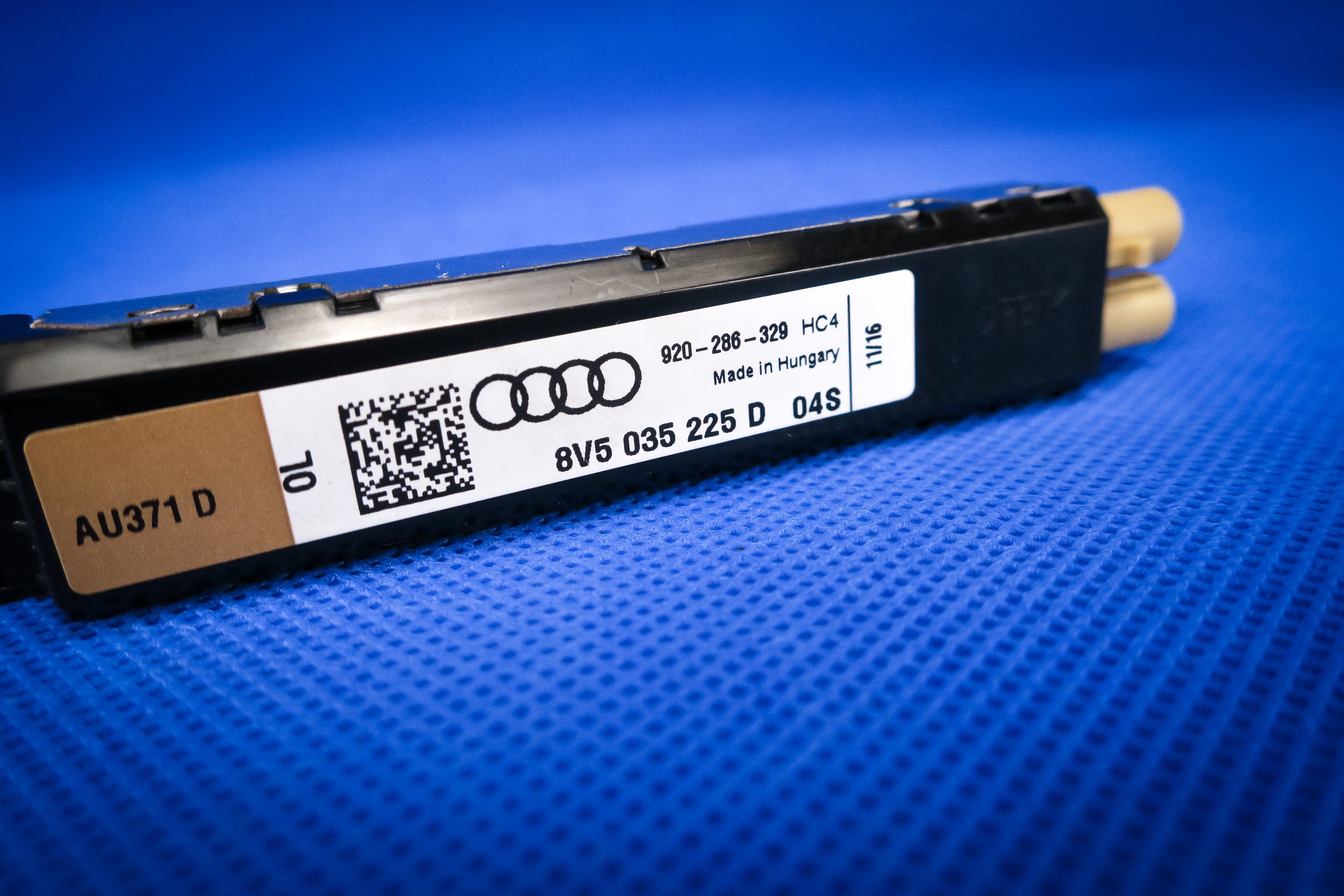 antenna amplifier Audi A3 S3 8V sedan 8V5035225D