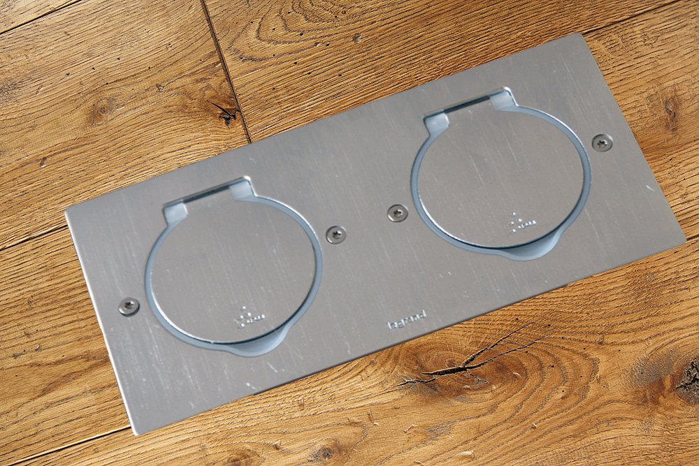 Legrand Gniazdo Podwójne Z Pokrywą IP44 podłogowe