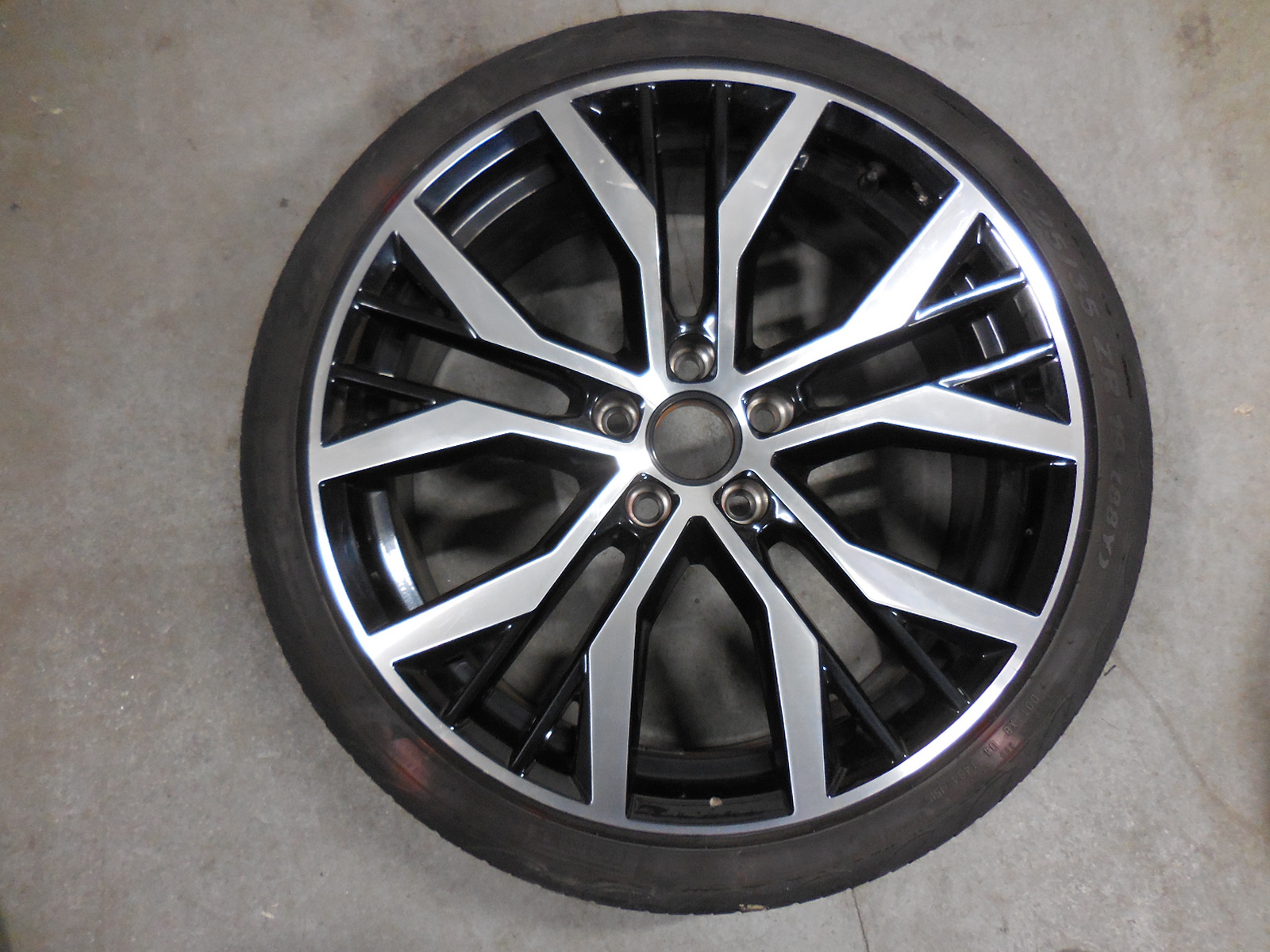 VW GOLF VII КОЛО ОБІД ШИНА 225/35/19 PIRELLI