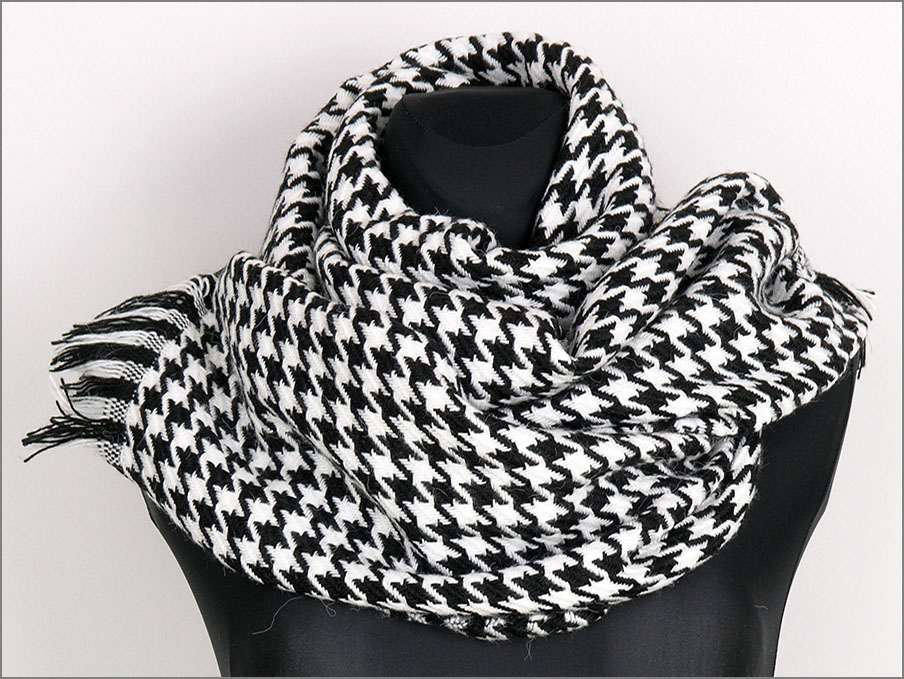 MIĘCIUTKI SZAL Z WEŁNĄ PEPITO CZARNO BIAŁE UNISEX Model unisex