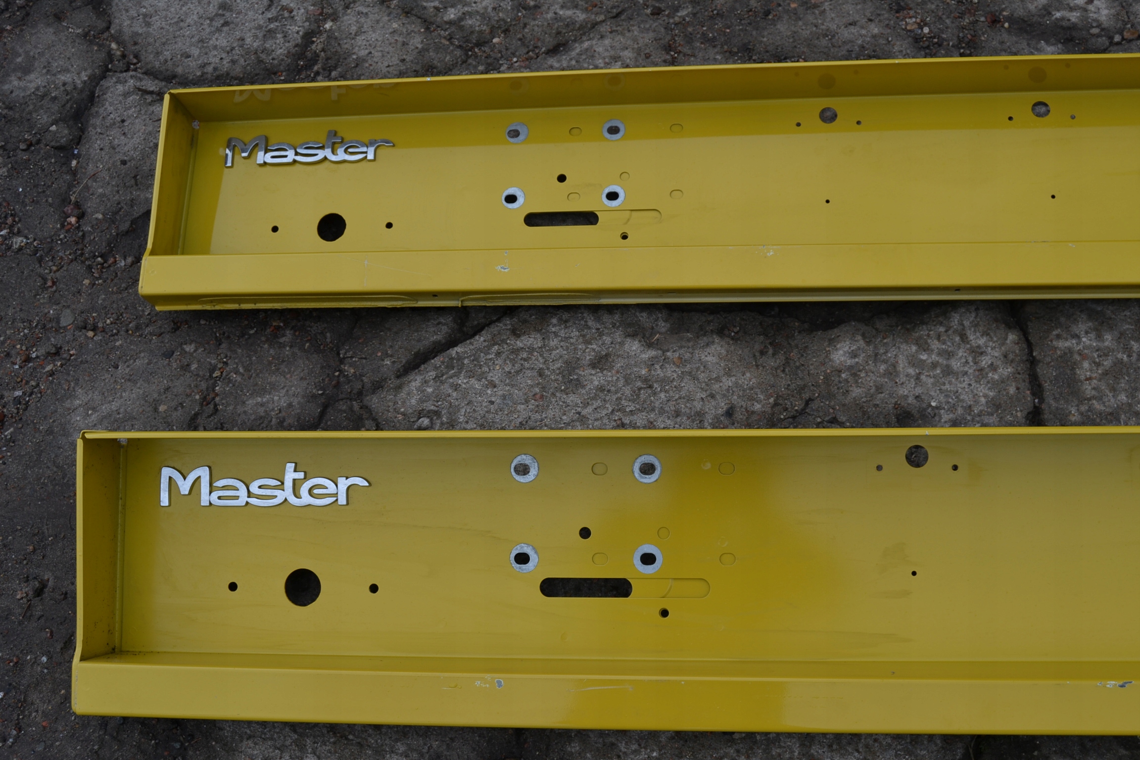 ZDERZAK RENAULT MASTER III TYLNY BELKA TYŁ OPEL MOVANO 2010 - 2024 Producent części Renault OE