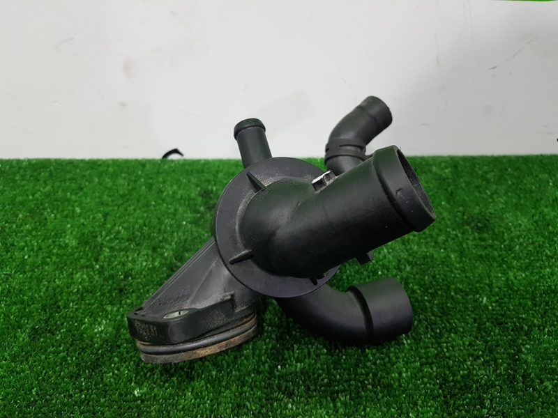 Audi Q3 8U TDI obudowa termostatu 03l121111ae Producent części Audi OE