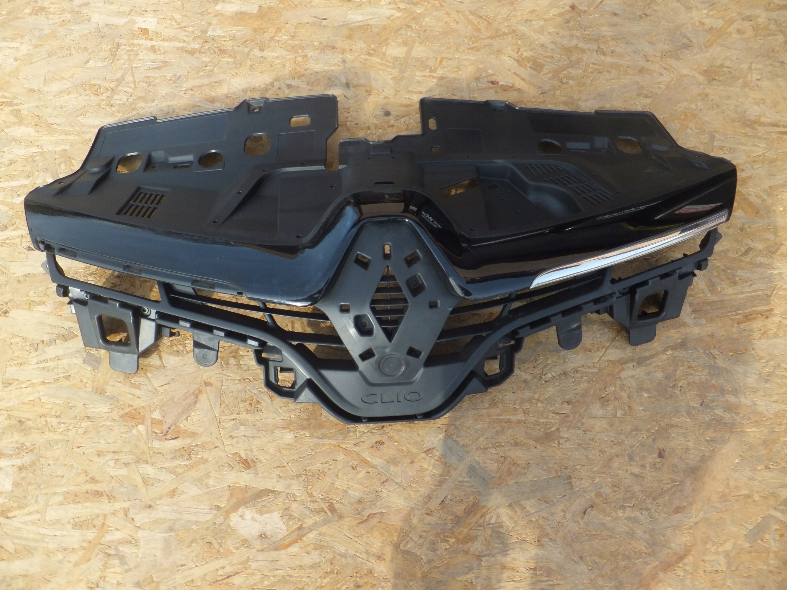 решетка радиатора renault CLIO IV