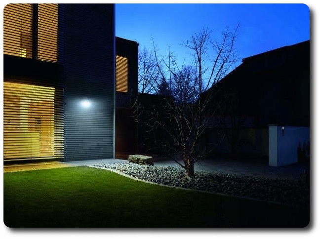 HALOGEN LAMPA LED 200W CZUJNIK RUCHU i ZMIERZCHU Jasność 1400 lm