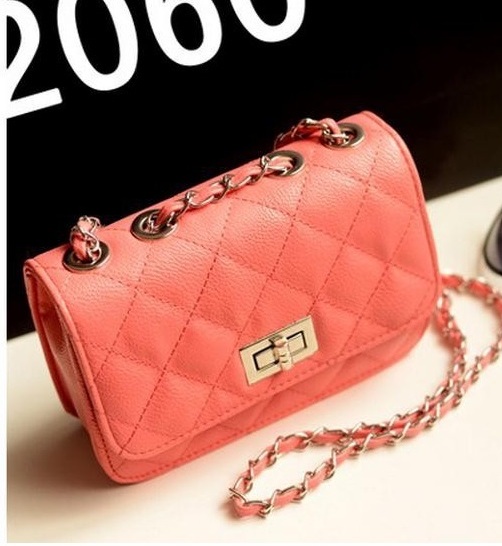 MAŁA TOREBKA PIKOWANA CHANELKA NA ŁAŃCUSZKU Zapięcie klamra