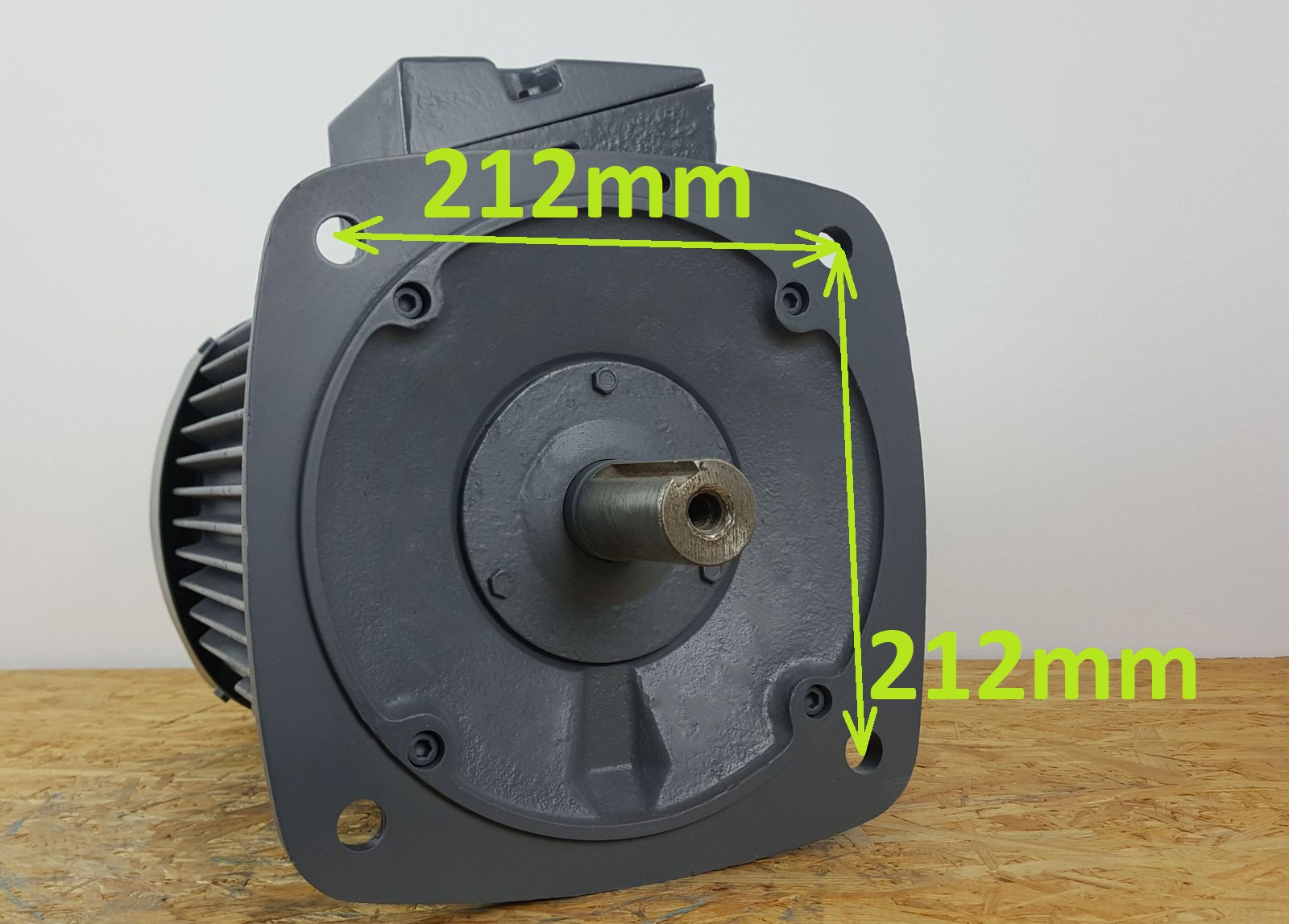 SILNIK ELEKTRYCZNY VEM 5,3/6,8kw 1450/2910obr oś38 Kod producenta 00