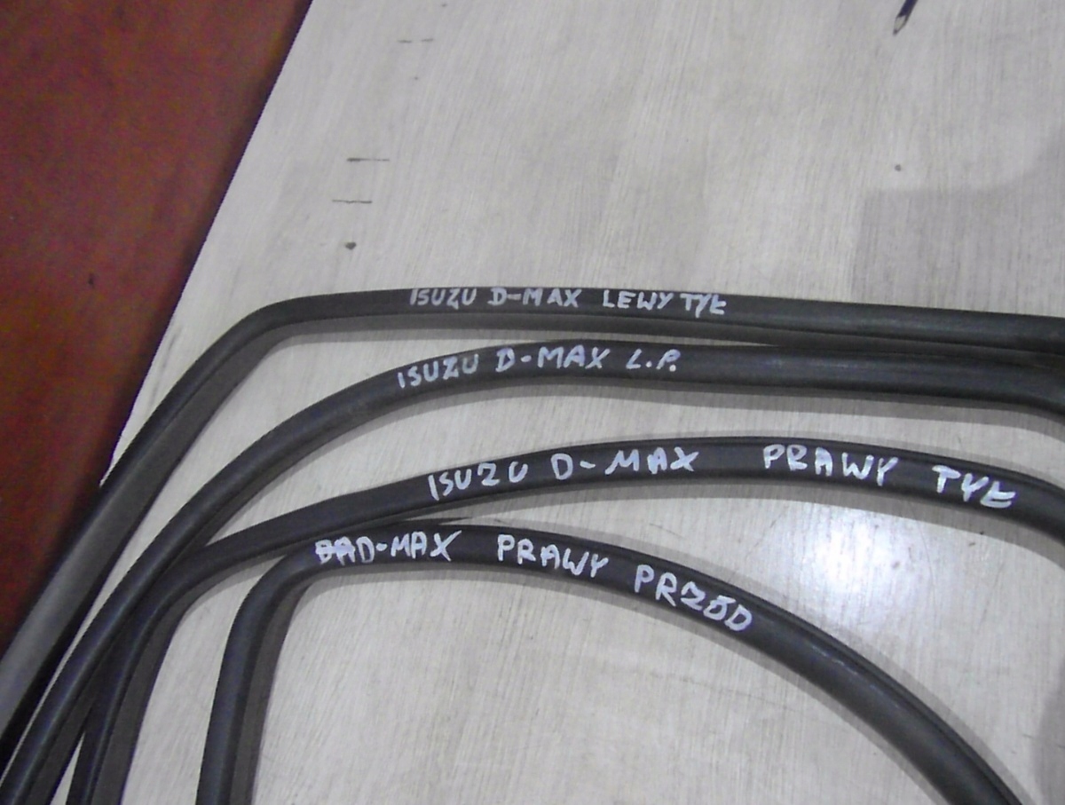 USZCZELKI DRZWI WNĘKI PRZÓD TYŁ ISUZU D-MAX 08r EU Producent części Isuzu OE