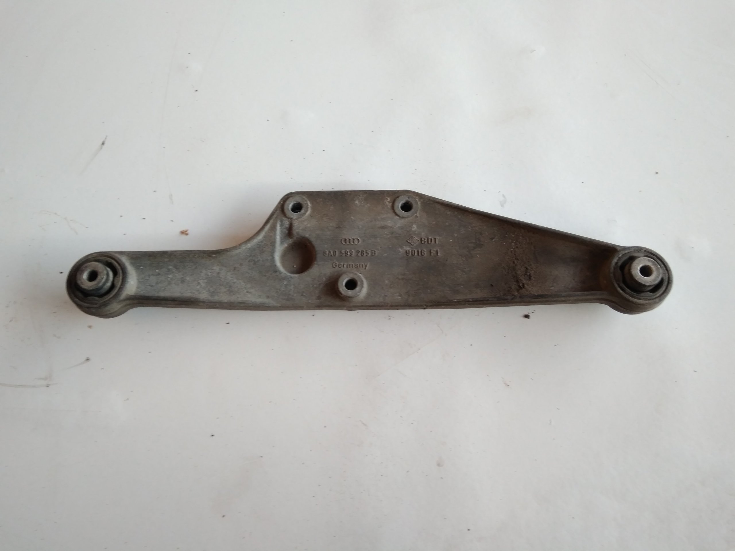 AUDI 80 B4 лапа опора моста 8A0599285B