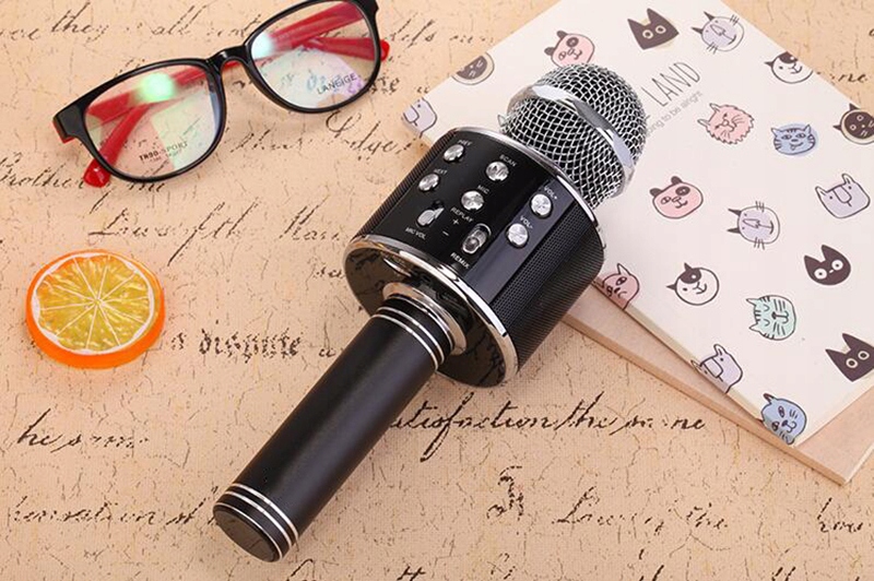 MIKROFON BEZPRZEWODOWY KARAOKE GŁOŚNIK BLUETOOTH Model WBUDOWANY AKUMULATOR GŁOŚNIK RADIO BT USB LED