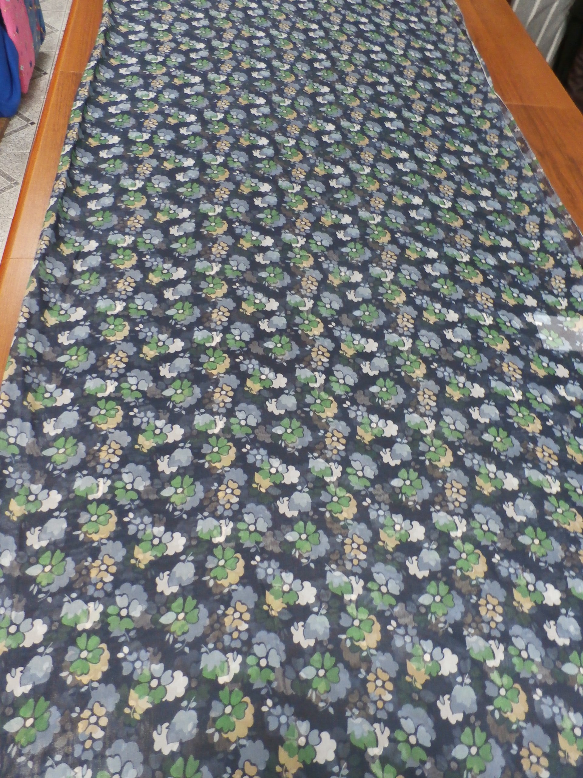 tmavě modrý hedvábný šifon s barevnými květy