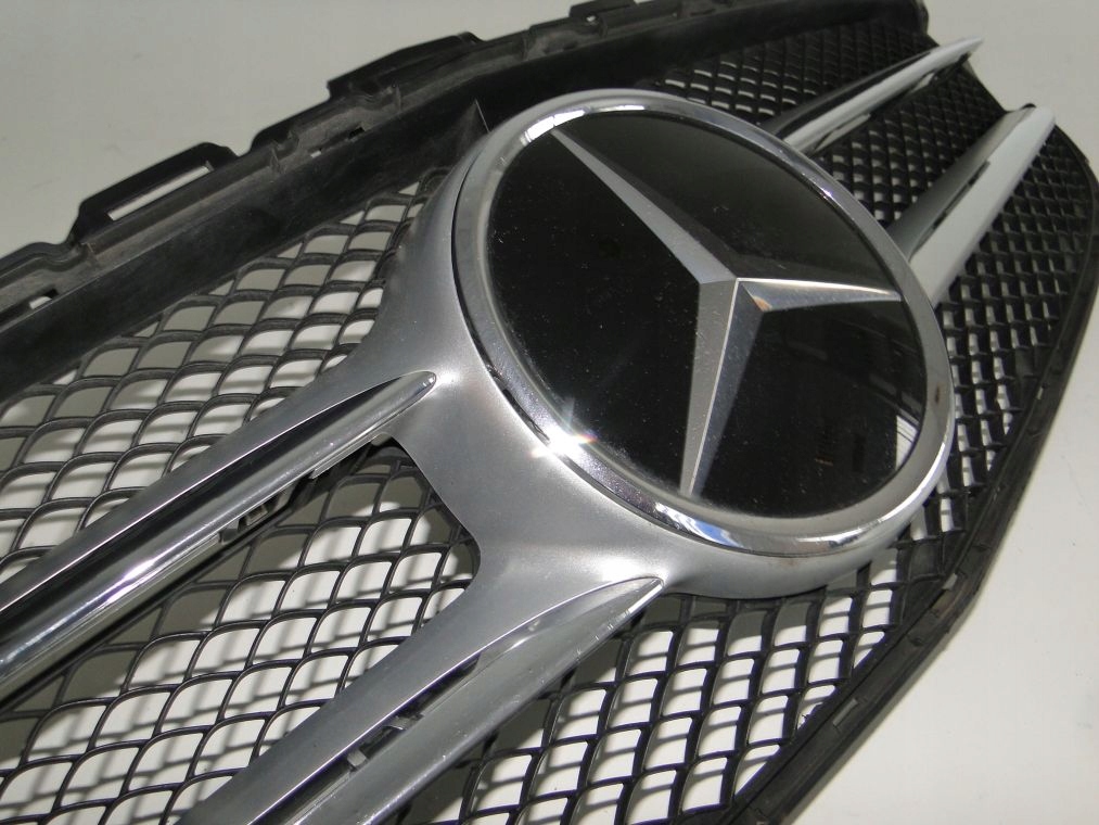 MERCEDES C KLASA 205 GRILL AMG ATRAPA NA DISTRONIC Typ samochodu Samochody osobowe