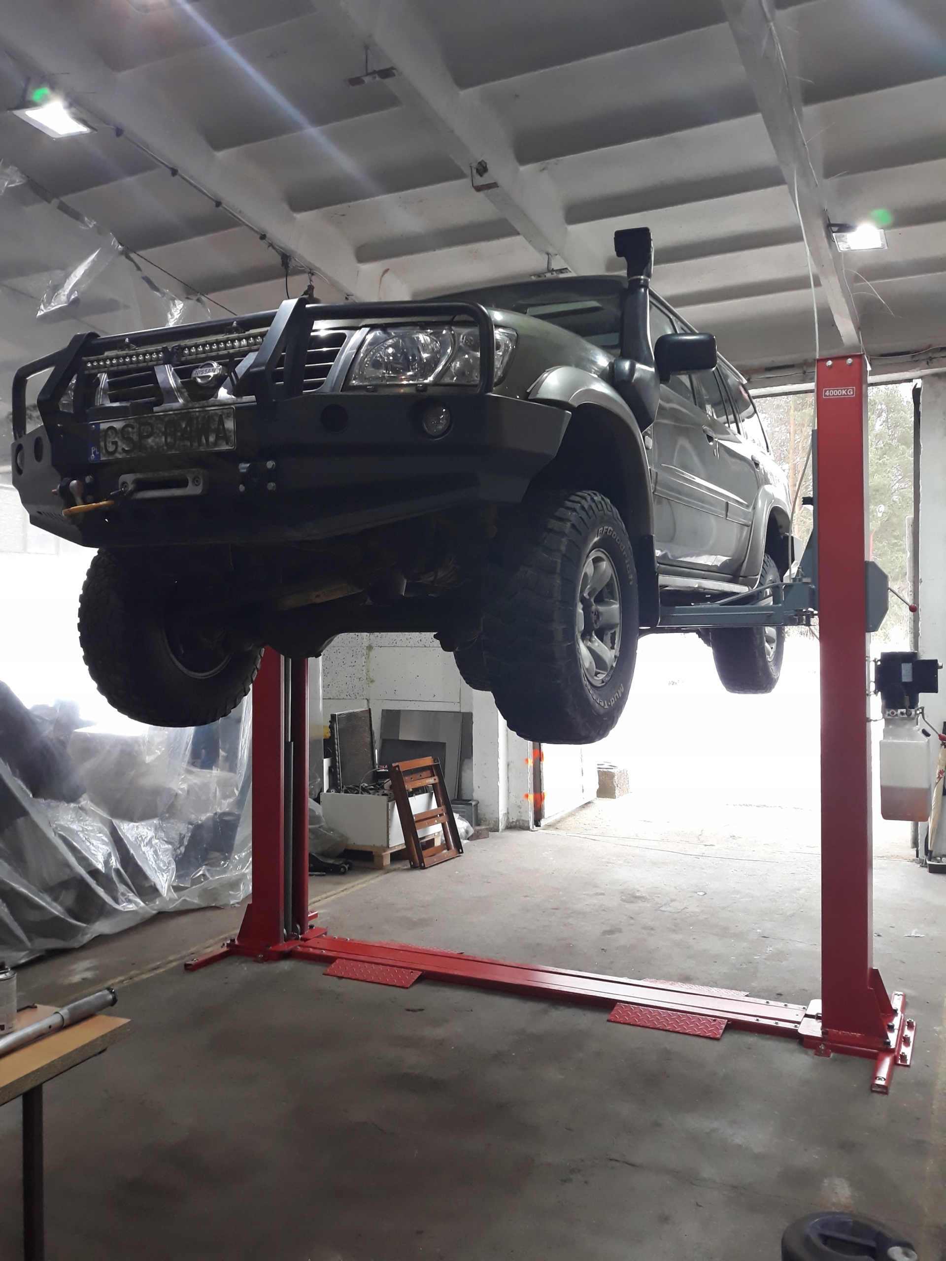 Podnosnik samochodowy dwukolumnowy 4T NA RAMIE Mark Other