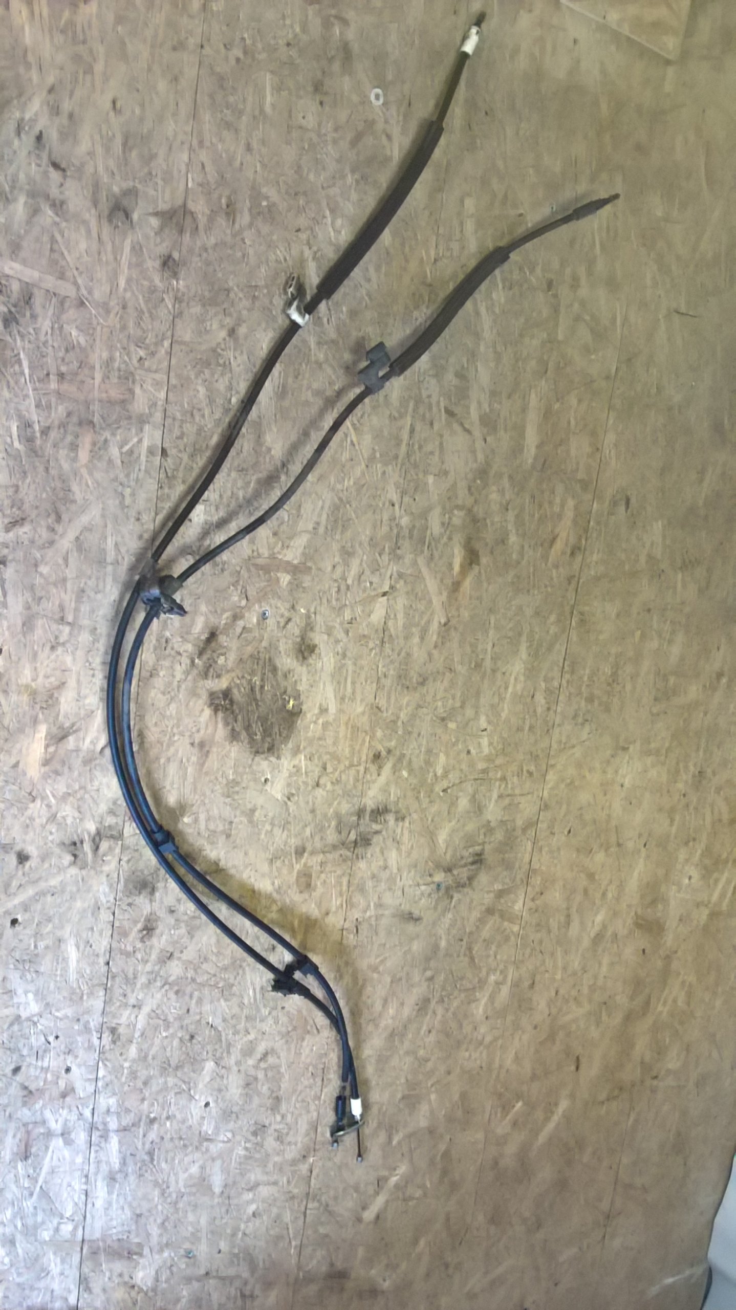 FORD FOCUS MK3 универсал 2015 года тросы ручного тормоза