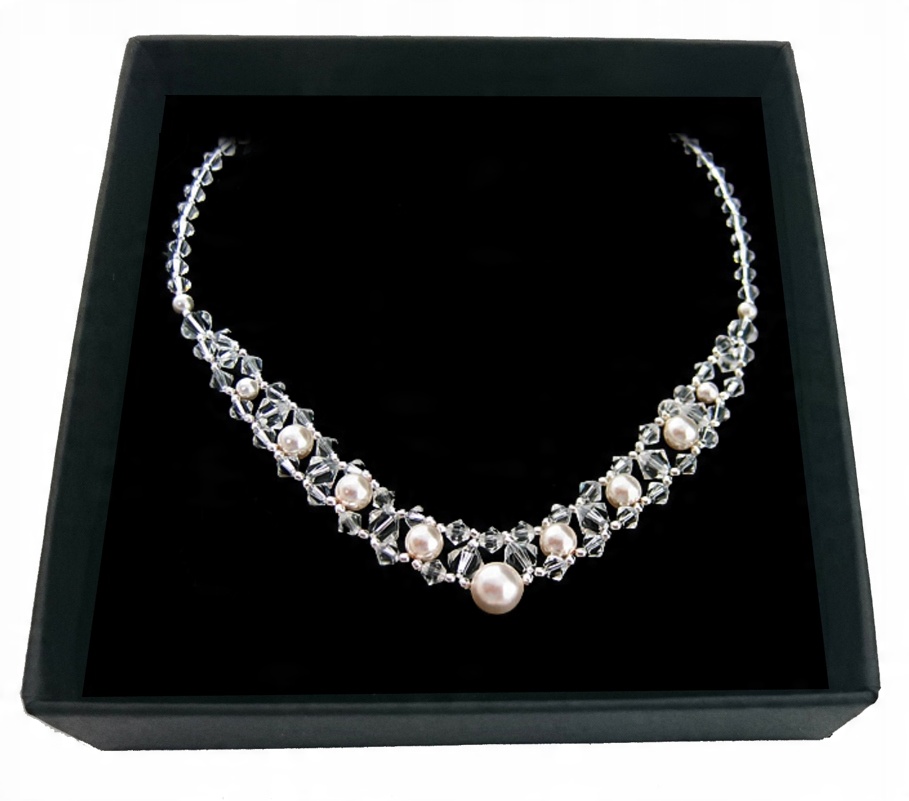 

Naszyjnik z kryształów i pereł Swarovski 562