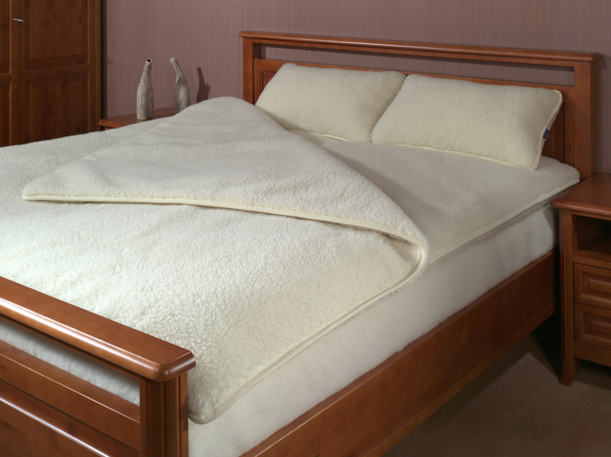 Шерстяное одеяло на кровати