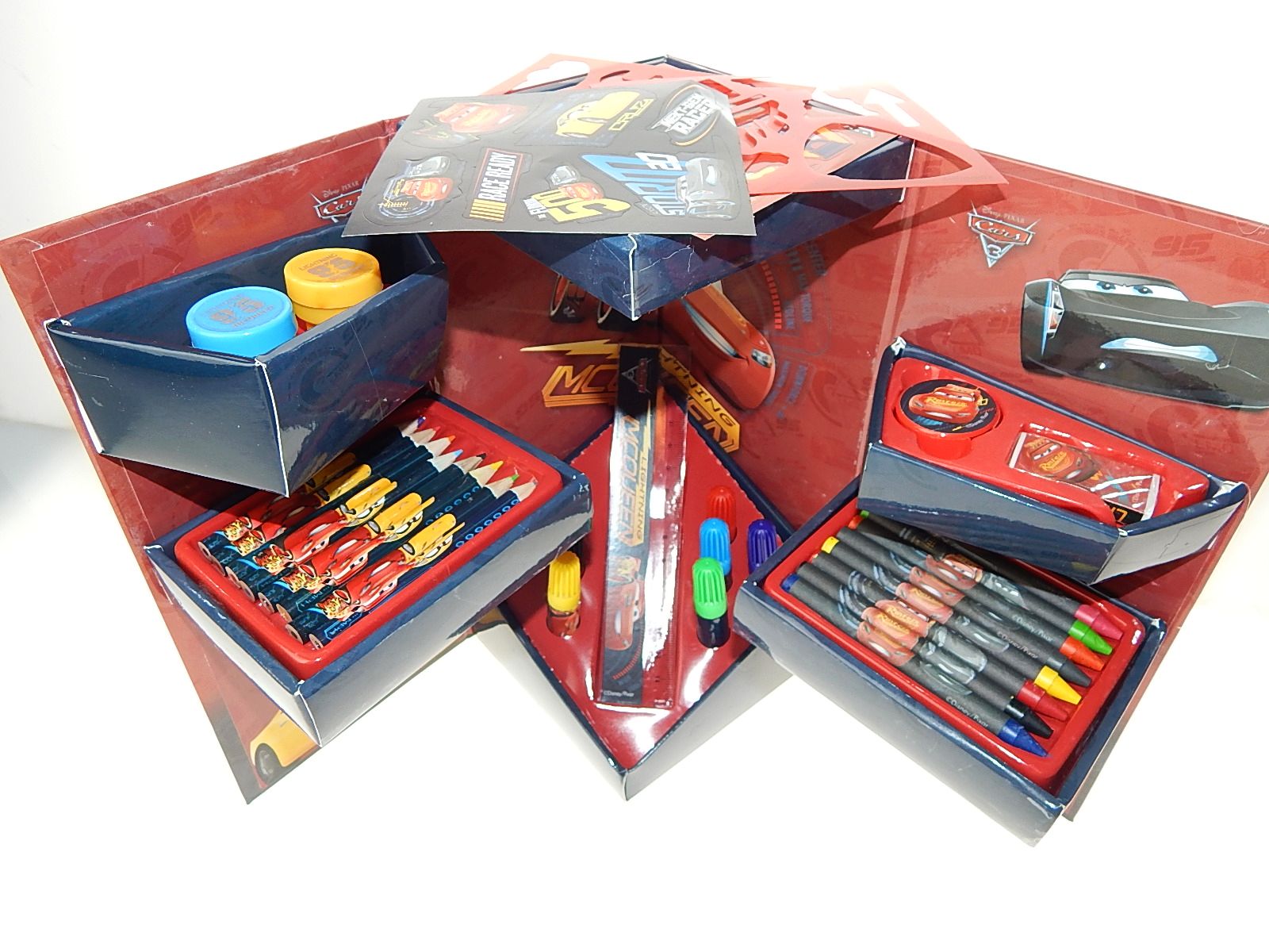 zestaw STEMPLE NAKLEJKI SZABLONY Auta Cars kredki linijka notes Liczba sztuk w zestawie 35 szt.