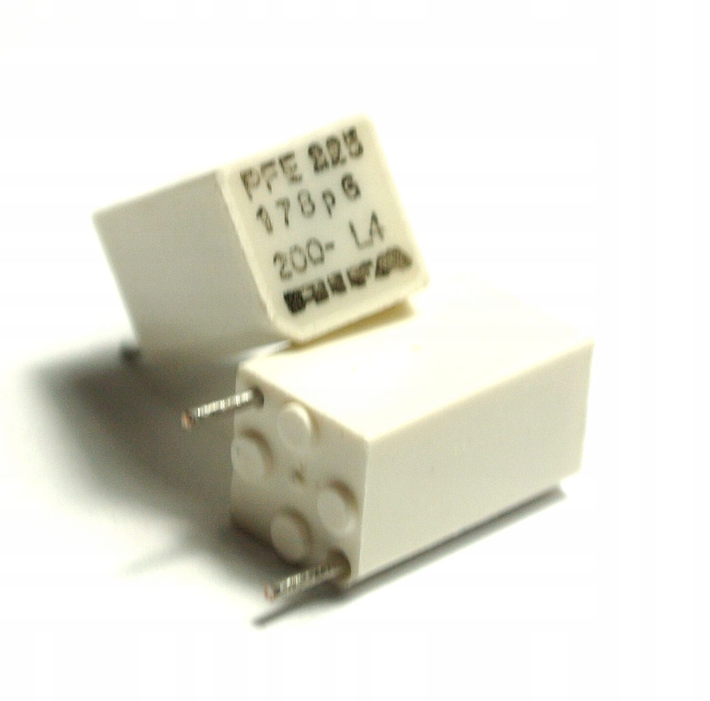 

178pF 1% 200V Kondensator Rifa PFE225_[1szt]#B536b