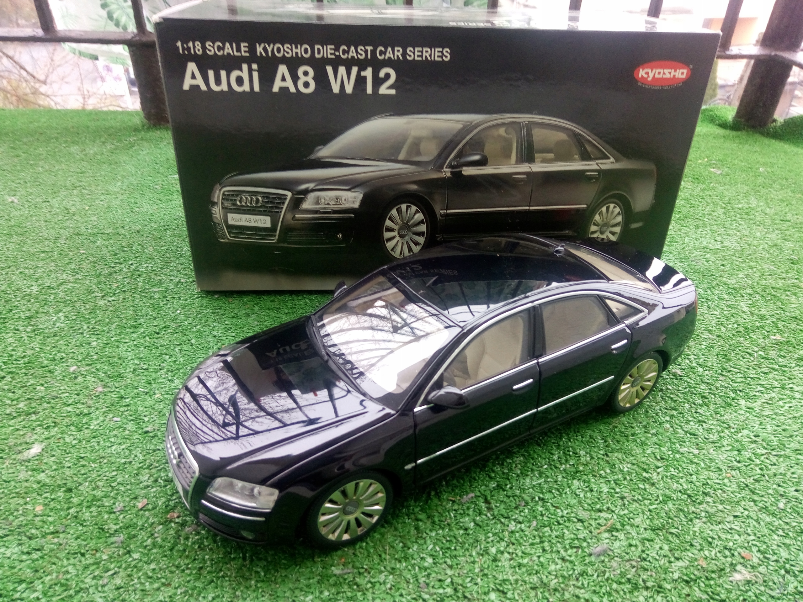 Kyosho 1:18 アウディA8 L W12年2010ジェットブラック/ブラック