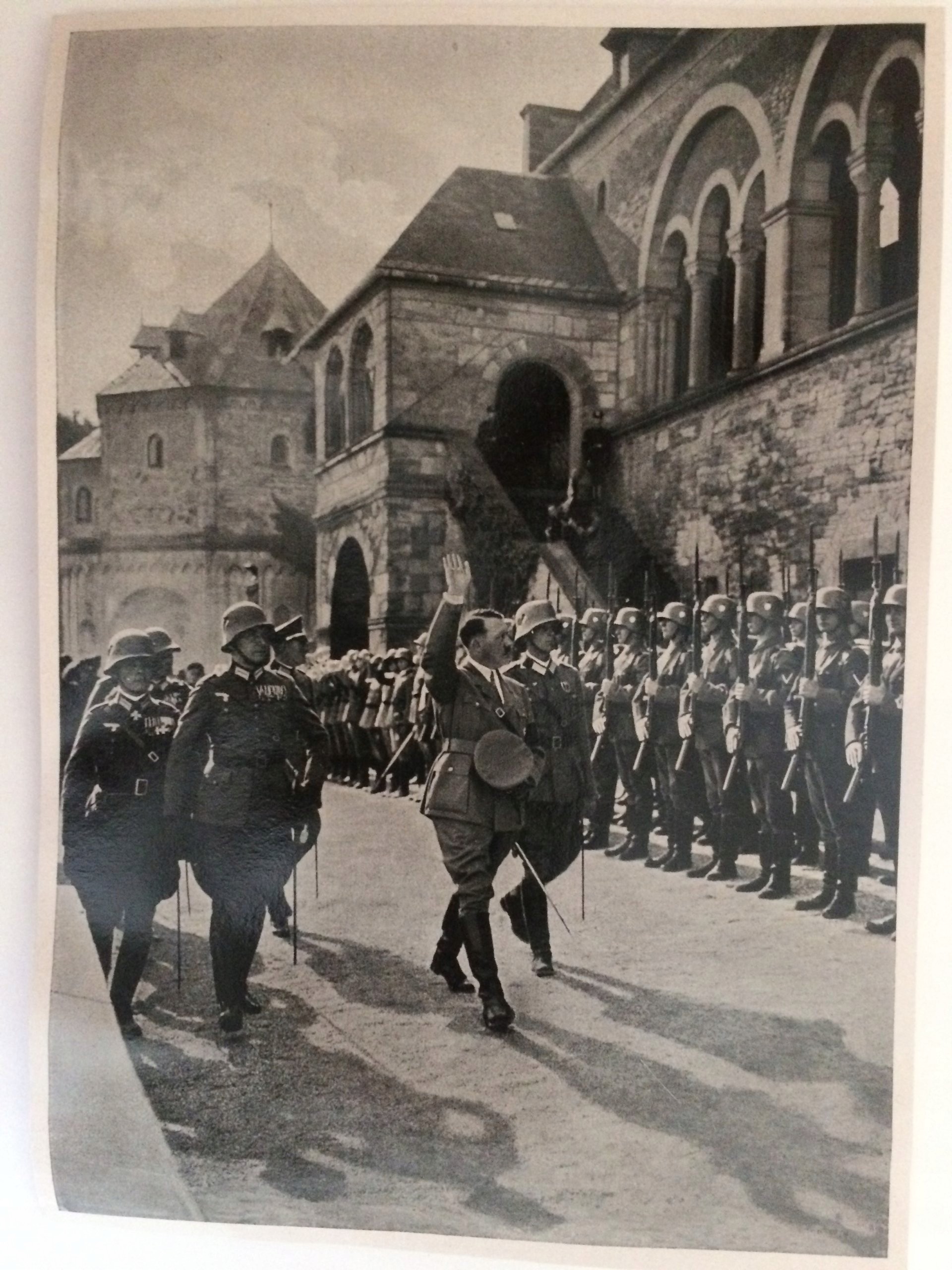 He marches. Парад вермахта.