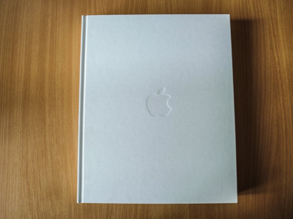 Biblia Apple. Designed by Apple in California 2016