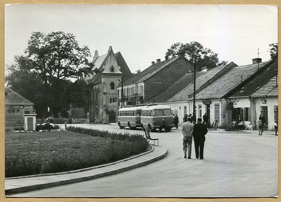 NOWY KORCZYN -- Rynek - stare autobusy