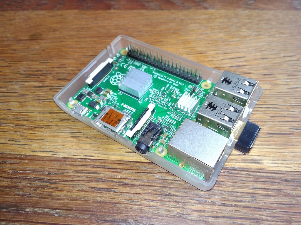 Raspberry Pi 2, obudowa, zasilacz, kable, karta SD