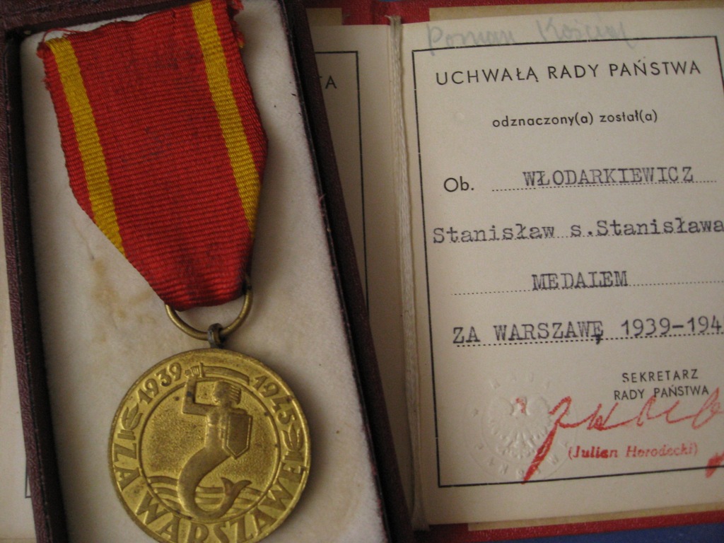 Medal Za Warszawę z legitymacją