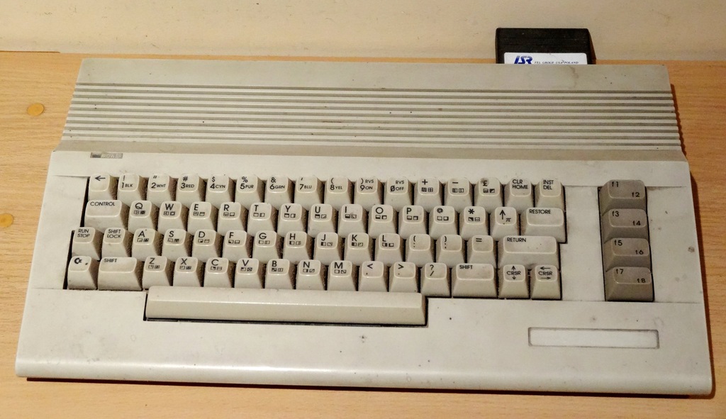 Commodore c64 stary zabytkowy komputer do gier