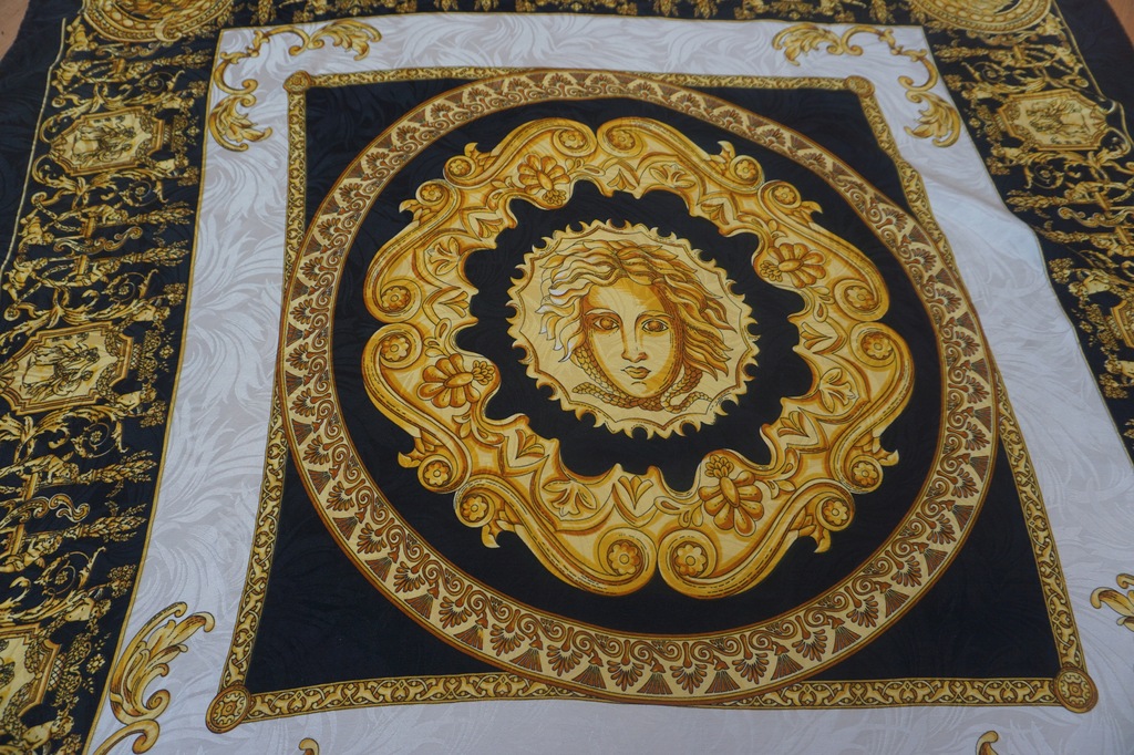 Włoska apaszka 100% jedwab wzór j. Versace meduza