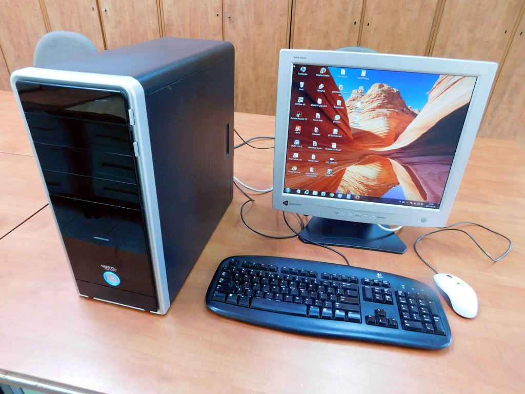 Komputer stacjonarny Asus Vento z monitorem LCD