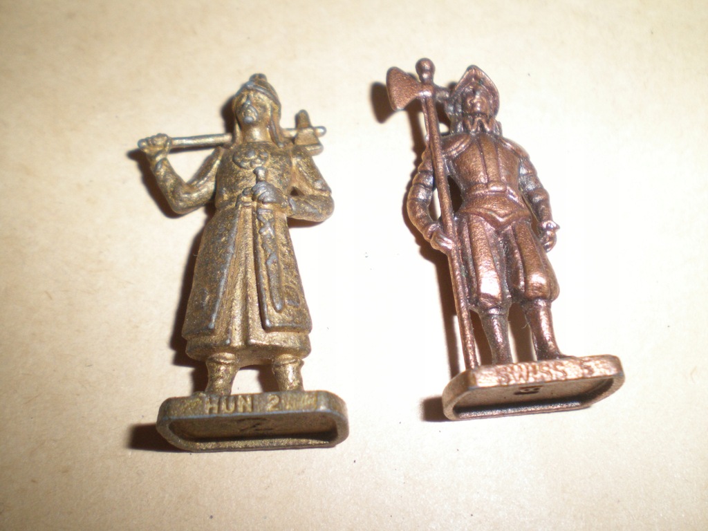 dwie stare figurki RYCERZE metalowe