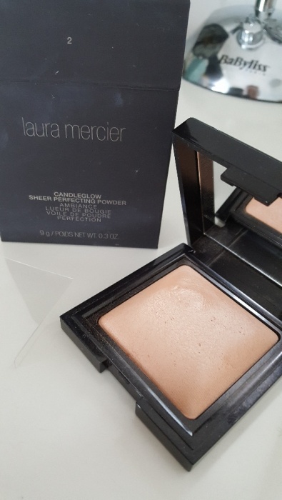 LAURA MERCIER Candleglow Sheer Perfecting Powder 2