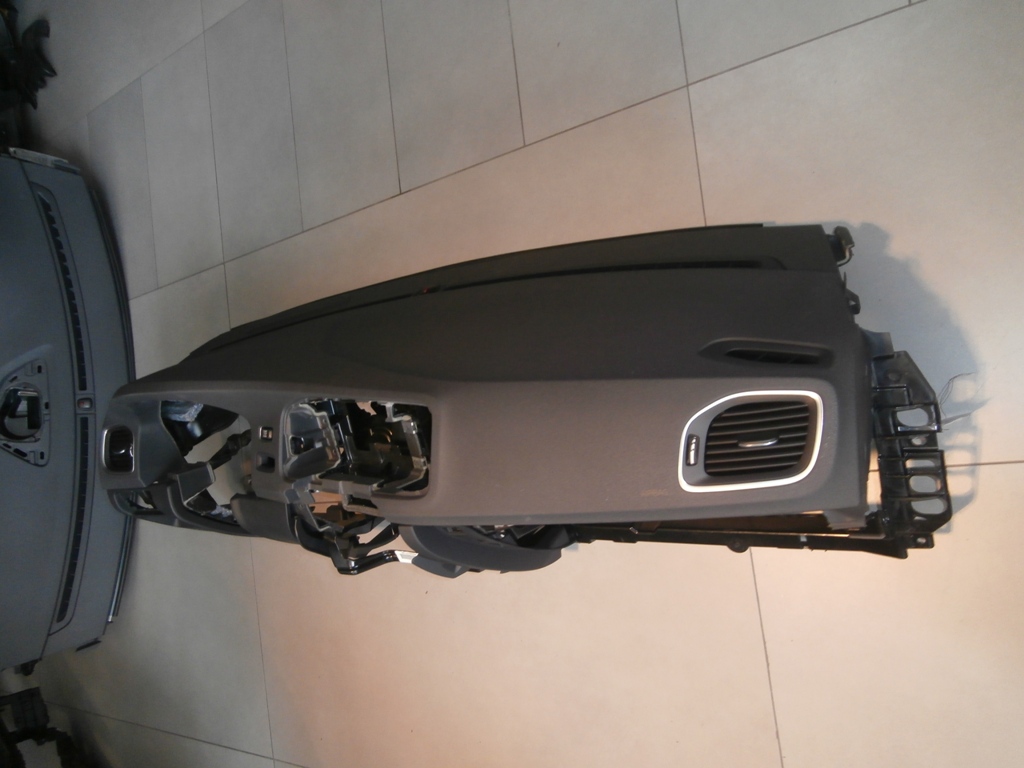 Konsola kokpit deska VOLVO S60 V60 po 2010r radar