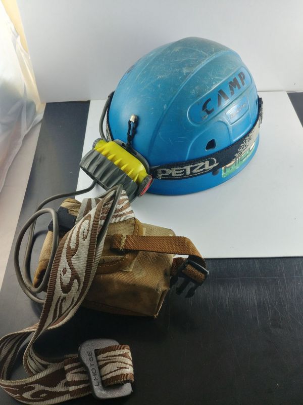 SPRZĘT SPELEOLOGICZNY KASK CAMP + CZOŁOWKA PETZL