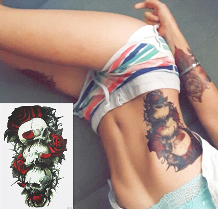 Tatuaz zmywalny 3D czaszki w różach tattoo