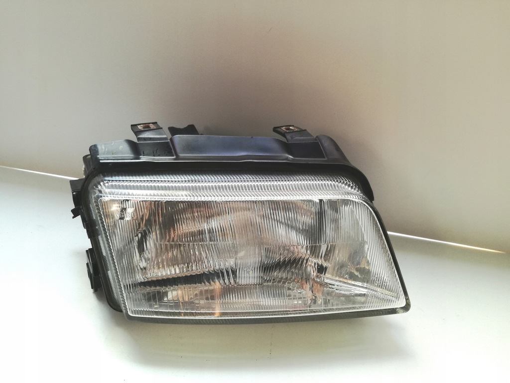 AUDI A4 B5 95-99 LAMPA PRZEDNIA VALEO(nr1368)
