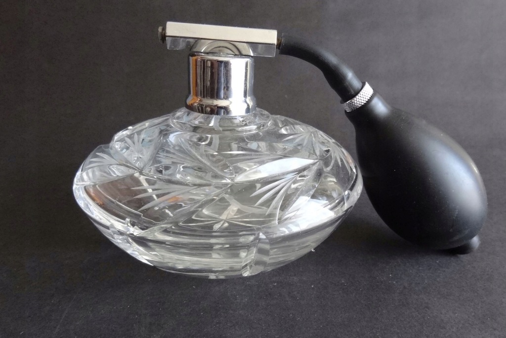 Kryształowy flakon na perfumy z pompką.
