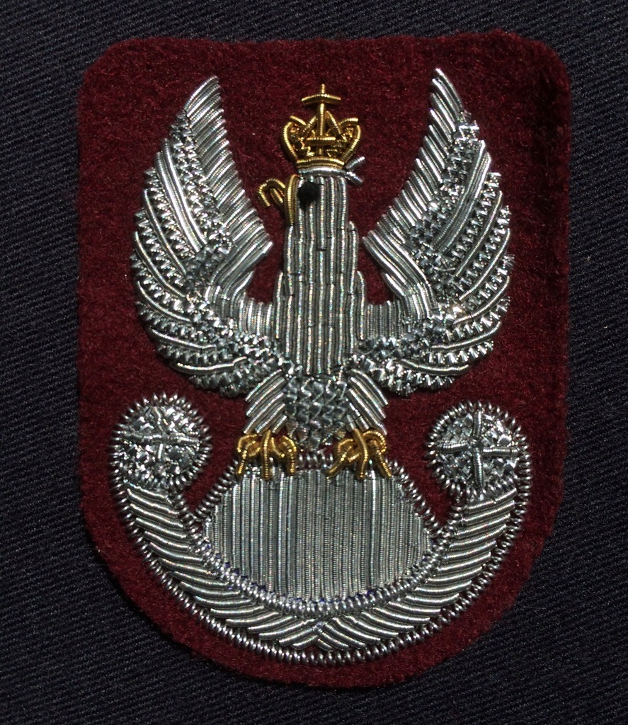 Orzełek wyszywany bajorkiem na beret bordowy