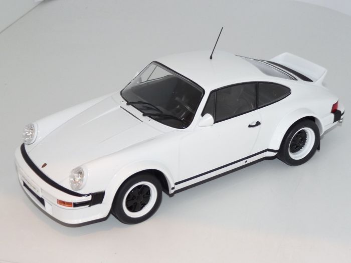 Porsche 911 Racing Plain Body 82 1:18 Ixo 18CMC007