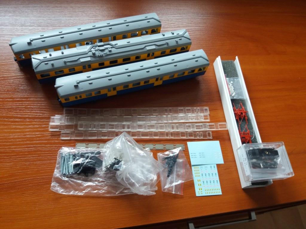PKP EN57 KOMPLETNY ZESTAW Z NAPĘDEM 7307011572 oficjalne archiwum